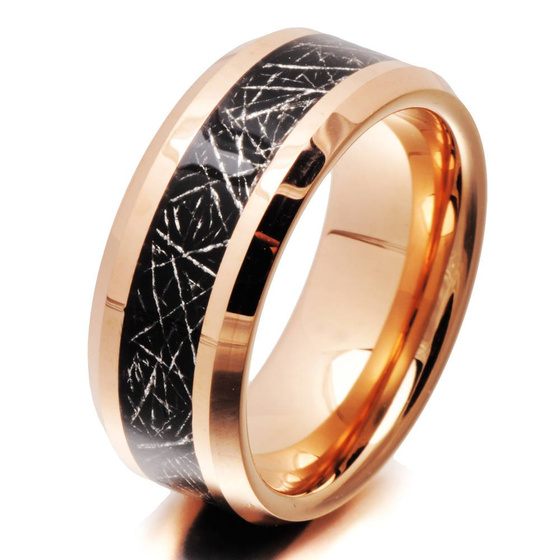 Złota Obrączka z Wolframu z Czarną Aplikacją
