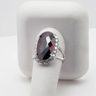 Srebrny Pierścionek z Dużym Czerwonym Kamieniem