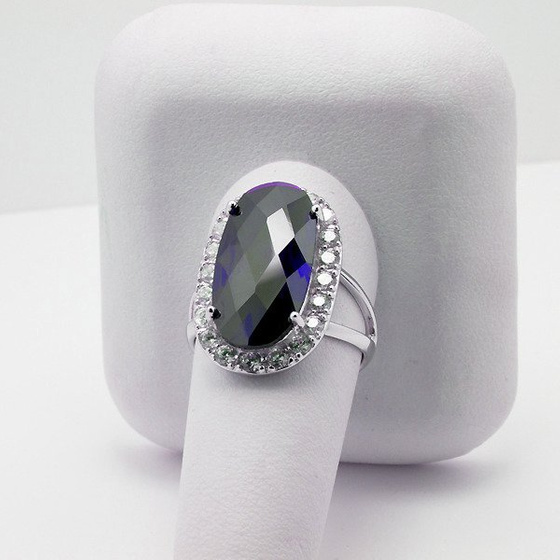 Srebrny Pierścionek z Dużym Szafirowym Kamieniem