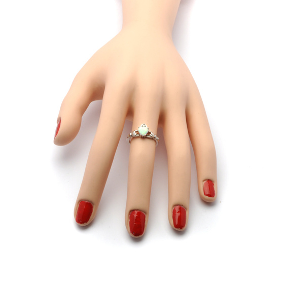 Pierścionek Srebrny Serce na Rękach z Opalem